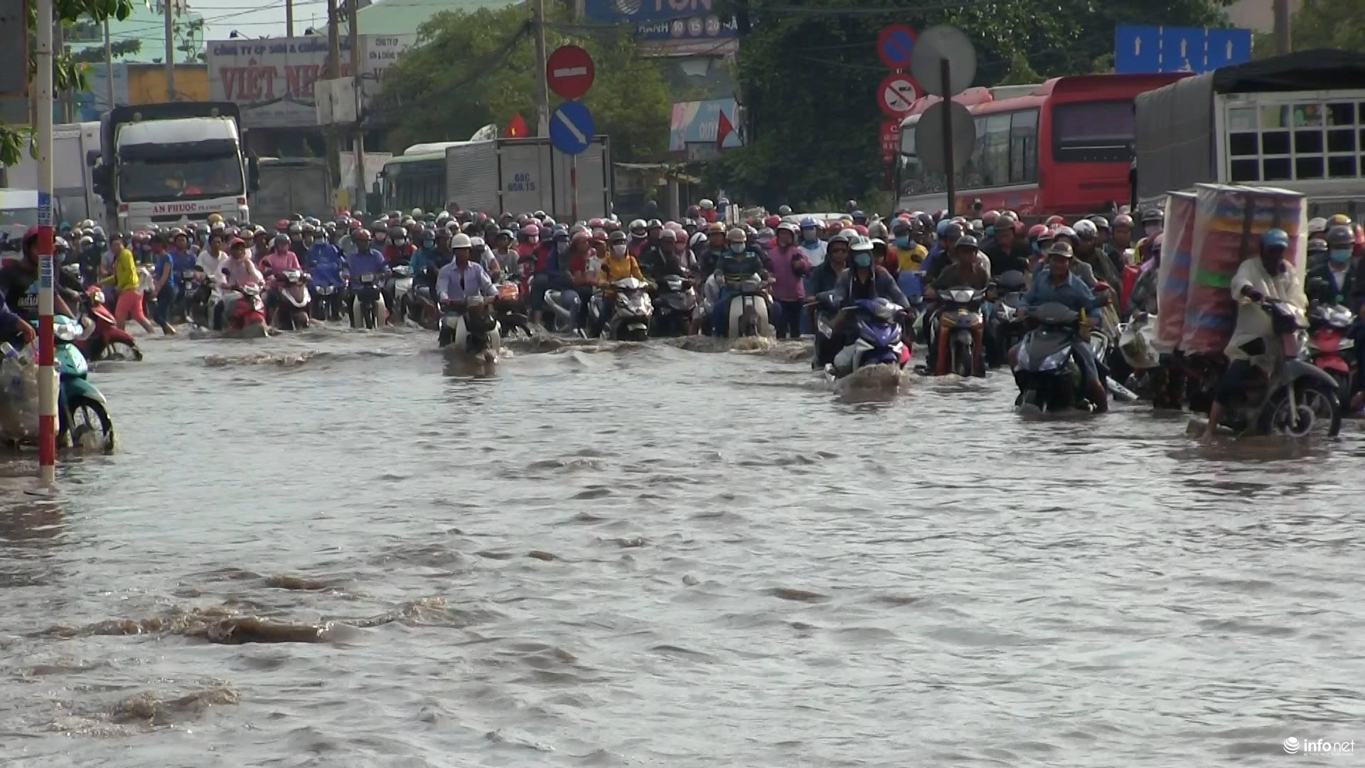 Báo Infonet đưa tin, cơn mưa như trút nước rạng sáng nay khiến Quốc lộ 1A đoạn qua quận Bình Tân, Bình Chánh bị ngập sâu hàng ngàn phương tiện bị ùn ứ kéo dài.