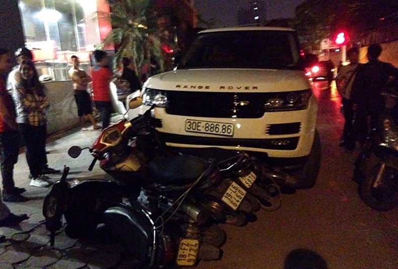  Chiếc xe Range Rover gây tai nạn liên hoàn trên đường phố Hà Nội. Ảnh: Infonet