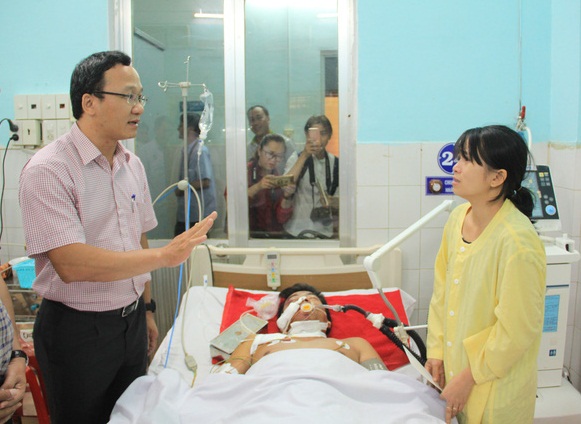  Ông Khuất Việt Hùng đại diện Ủy ban An toàn giao thông Quốc gia thăm, động viên các nạn nhân và người nhà. Ảnh: PhapluatPlus