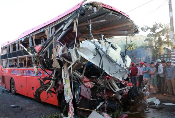  Chiếc xe khách bị hư hỏng nặng sau vụ tai nạn ở Gia Lai. Ảnh: Tri thức trực tuyến