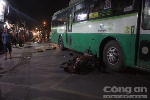  Hiện trường vụ tai nạn xe buýt khiến nam thanh niên tử vong. Ảnh: Báo Công an TP. Hồ Chí Minh