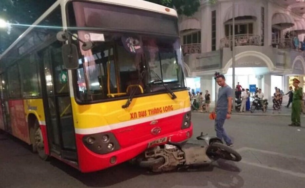  Hiện trường vụ tai nạn xe buýt xảy ra trên phố Tràng Tiền. Ảnh: Zing.vn