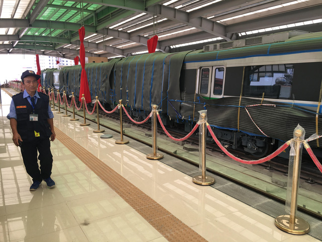  Tàu Cát Linh - Hà Đông vẫn đang được phủ bạt kín ở nhà ga La Khê. Ảnh: Dân trí