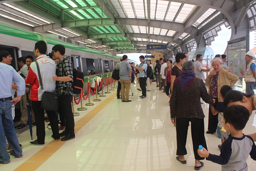  Khá đông người dân đã đến tham quan tàu Cát Linh - Hà Đông ở ga La Khê. Ảnh: Ánh Ngân