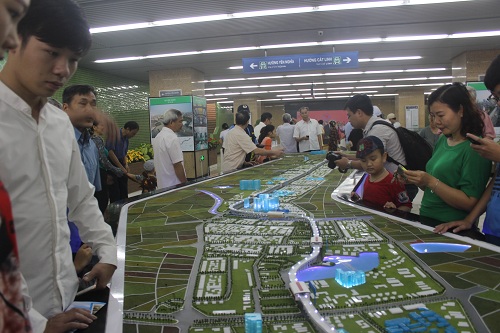  Người dân tham quan mô hình tuyến đường sắt đô thị Cát Linh - Hà Đông. Ảnh: Ánh Ngân