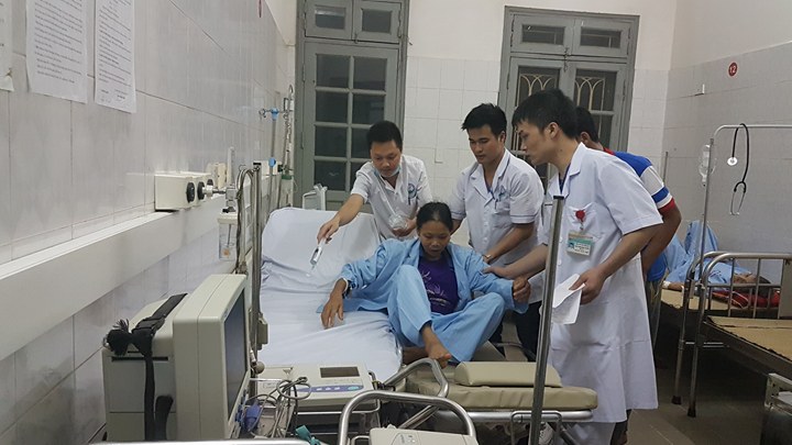 Sau khi sức khỏe ổn định, 10 bệnh nhân đã được chuyển về Bệnh viện Bạch Mai để tiếp tục điều trị. Ảnh: VietNamNet 