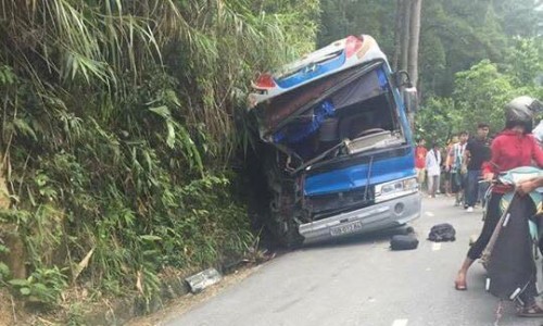  Hiện trường vụ tai nạn giao thông nghiêm trọng ở Tam Đảo. Ảnh: Người đưa tin