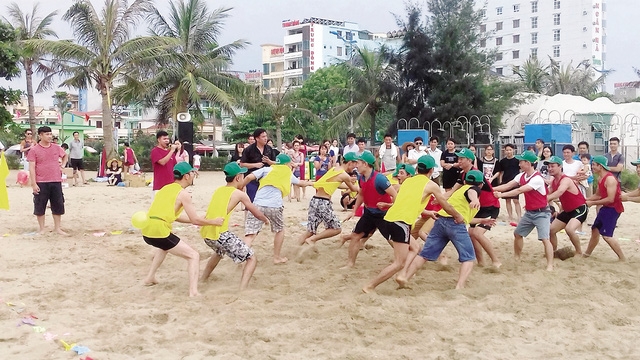  Một số trò chơi Team building trên bãi biển Sầm Sơn. Ảnh: Gia đình và Xã hội