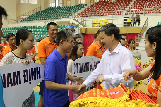  &Ocirc;ng L&ecirc; Quang Th&aacute;i - Ph&oacute; Tổng Gi&aacute;m đốc trao cờ cho c&aacute;c Đo&agrave;n tham gia Hội thao trong lễ Khai mạc