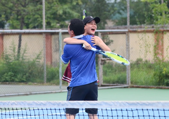 Niềm vui chiến thắng của cặp đ&ocirc;i nam nữ đến từ đo&agrave;n NGC thi đấu tranh giải Nhất - Nh&igrave; 