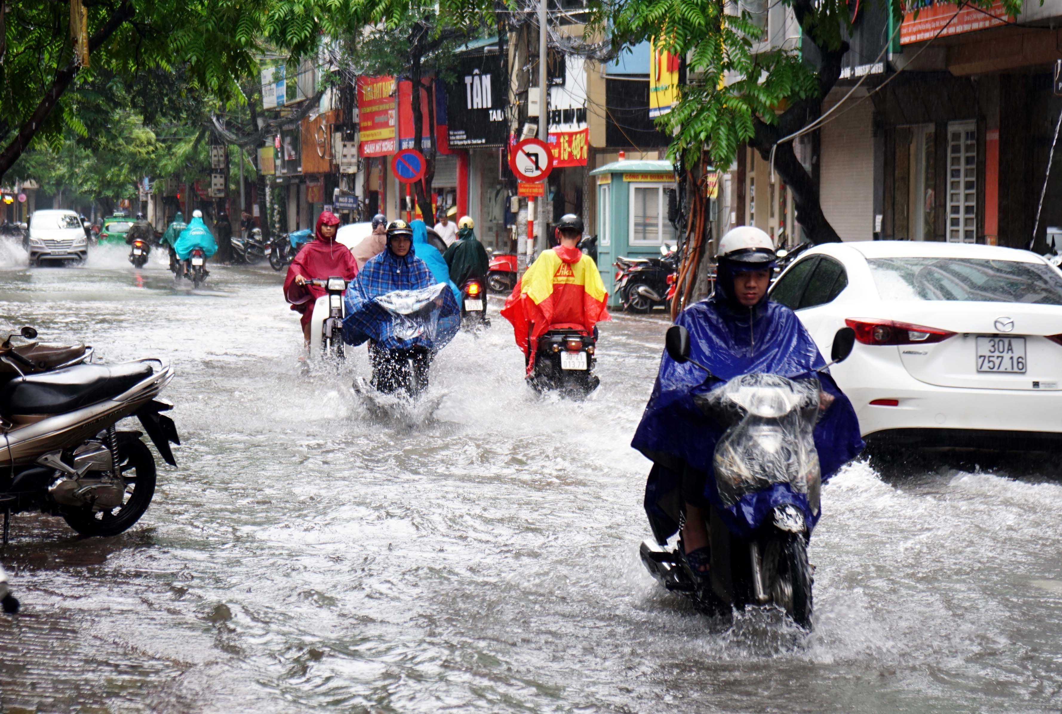 Mưa lớn gây ngập đường phố Hà Nội. Ảnh: Thanh niên