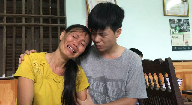 Bà Đỗ Thị Ninh mẹ Kiên khóc nức nở khi con gặp rắc rối trong việc nộp hồ sơ xét tuyển vào Học viện Quân y. Ảnh: Dân trí