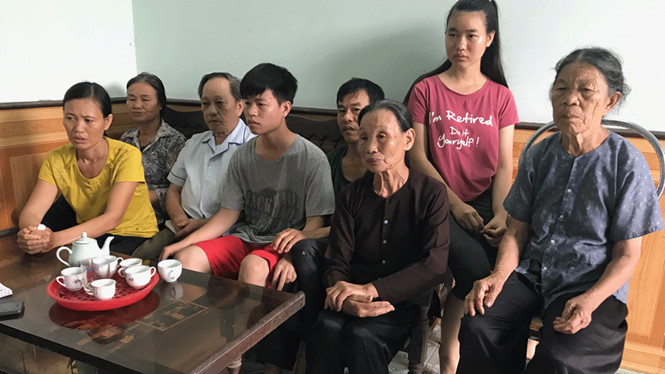  Em Nguyễn Viết Kiên và gia đình trao đổi với báo chí. Ảnh: Thanh niên