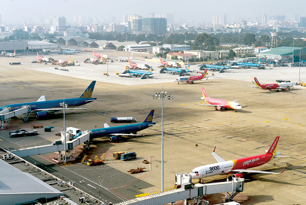 Hạ tầng quá tải trầm trọng khiến cảng hàng không Tân Sơn Nhất thường xuyên ùn tắc trên trời, trong khu bay và nhà ga. Ảnh: Giao thông