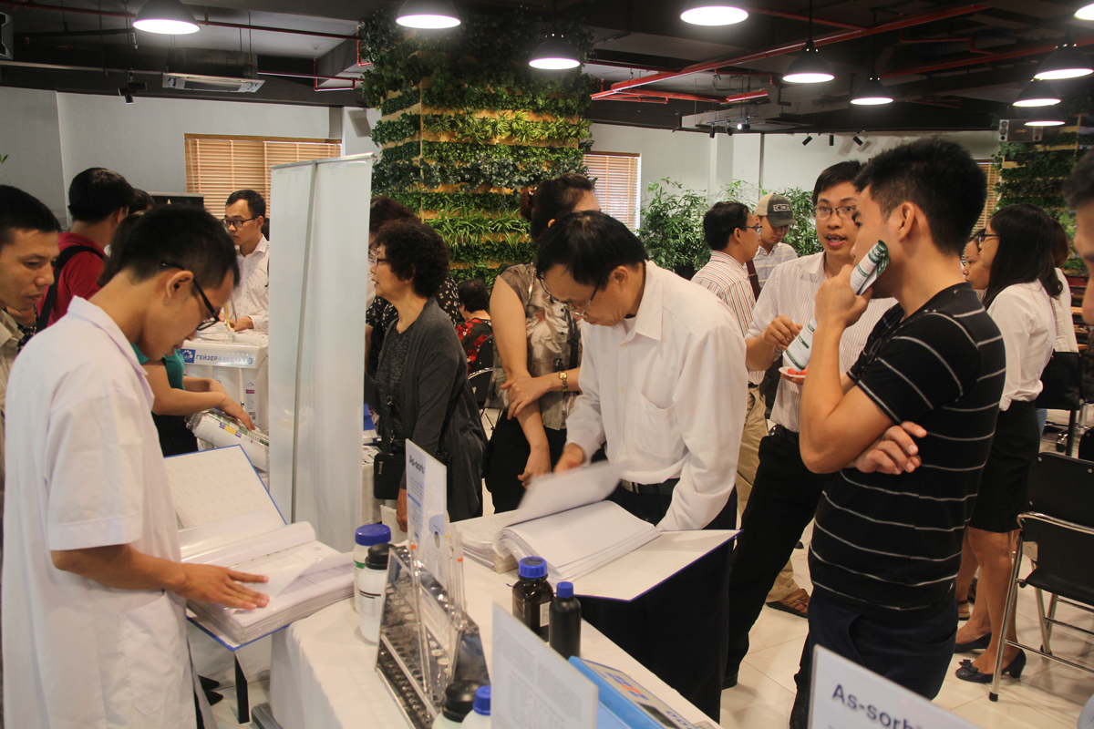 Phòng chuyên gia nước Enterbuy phối hợp với Viện nghiên cứu và phát triển Vùng - Bộ KHCN xét nghiệm nước miễn phí cho người dân