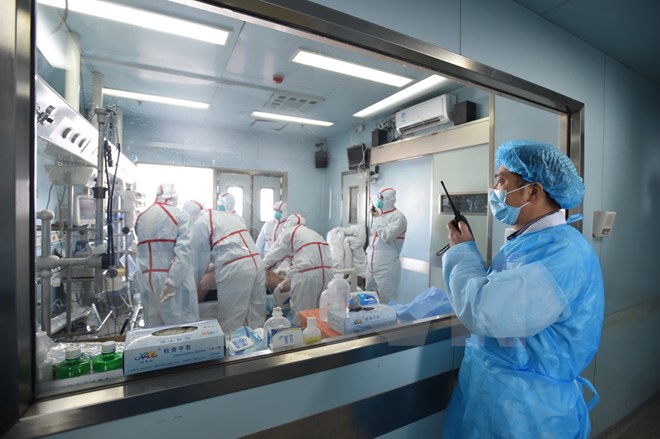  Ảnh tư liệu: Nhân viên y tế điều trị cho bệnh nhân bị nhiễm virus cúm gia cầm H7N9 tại một trung tâm y tế ở Vũ Hán, tỉnh Hồ Bắc (Trung Quốc) ngày 12/2. (Nguồn: EPA/TTXVN)