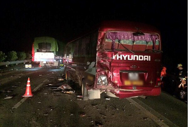 Hiện trường vụ tai nạn giao thông trên cao tốc Nội Bài - Lào Cai. Ảnh: Otofun