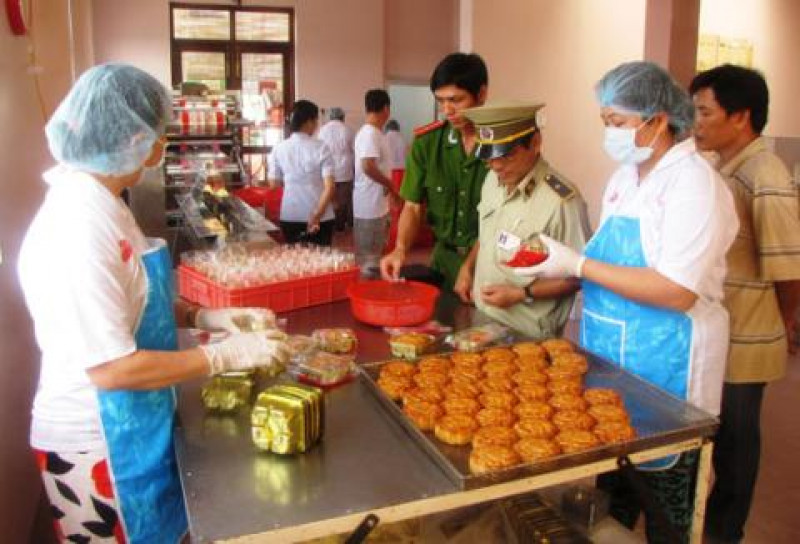  Cơ quan chức năng kiểm tra cơ sở sản xuất bánh trung thu ở Hà Nội. Ảnh: Phụ nữ Việt Nam