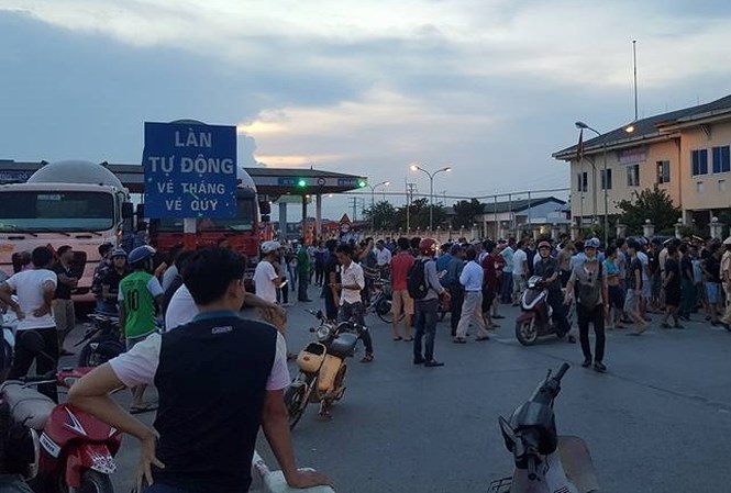  Trạm thu phí số 1 (Văn Lâm) bị tê liệt khi tài xế dùng tiền lẻ thanh toán và người dân tập trung đông. Ảnh: Nguyễn Sơn Hải (Tiền Phong)