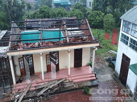  Một ngôi nhà tại thị xã Kỳ Anh bị bão quật tốc mái hoàn toàn. Ảnh: Công an TP. Hồ Chí Minh
