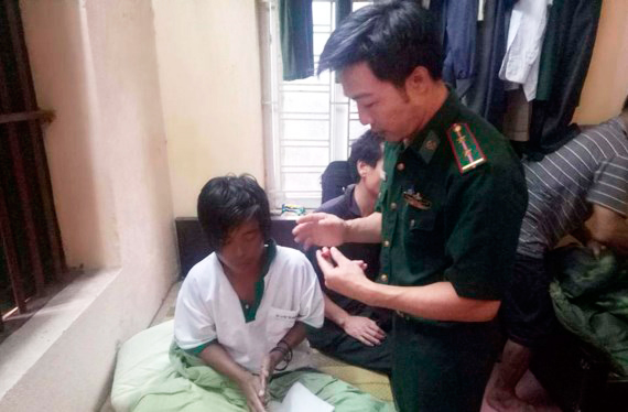 Thuyền viên được cứu sống đang điều trị tại Đồn biên phòng Đa Lộc. Ảnh: VietNamNet 