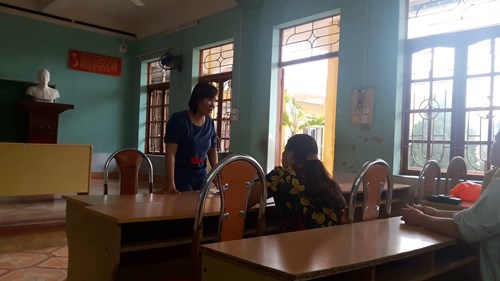  Bà Lê Thị Thu Thủy - Hiệu trưởng Trường tiểu học Đặng Cương trong buổi làm việc với phụ huynh. (Ảnh phụ huynh học sinh cung cấp cho báo Giáo dục VN)