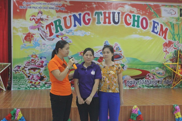 Cô Nguyễn Thị Cúc chia sẻ với các ''mẹ'' chăm sóc các bé khuyết tật. Ảnh: Ánh Ngân 