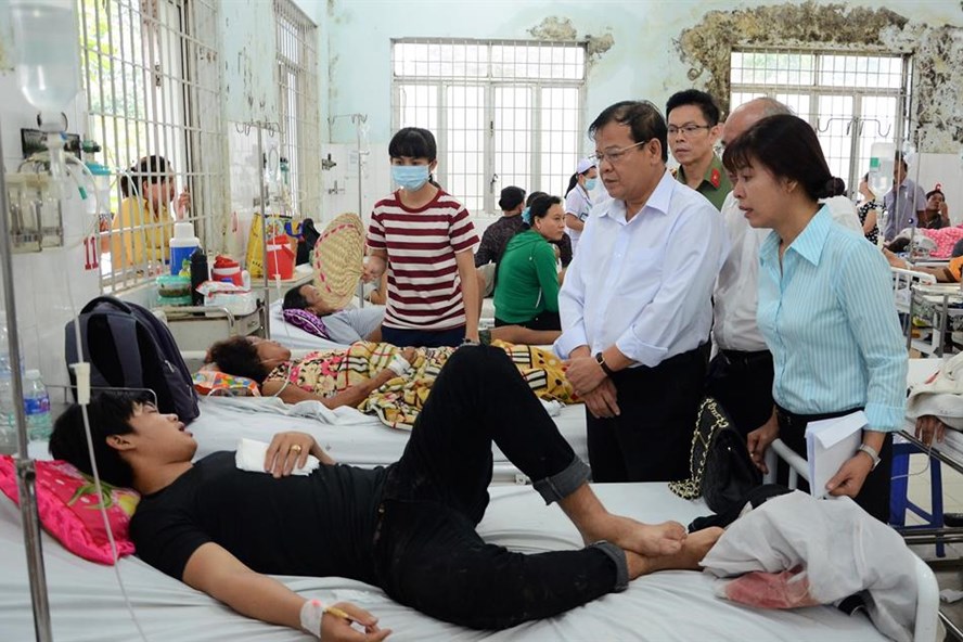  Lãnh đạo tỉnh Tây Ninh thăm nạn nhân đang cấp cứu tại Bệnh viện đa khoa Tây Ninh. Ảnh: Xuân Lâm (Báo Lao Động)