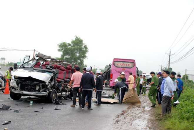  Vụ tai nạn khiến tài xế và 5 người trên xe khách 16 chỗ tử vong tại chỗ. Ảnh: An ninh thủ đô