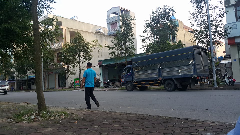  Tài xế bị đánh và chiếc xe tải qua trạm trong vụ việc. Ảnh: VietNamNet
