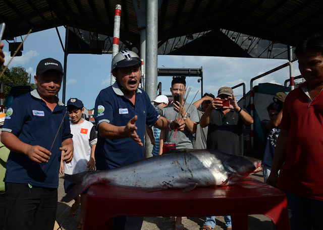  Người dân mang cá tra ''cúng'' trước trạm BOT Biên Hòa để phản đối. Ảnh: Đức Trong (Báo Tuổi trẻ)