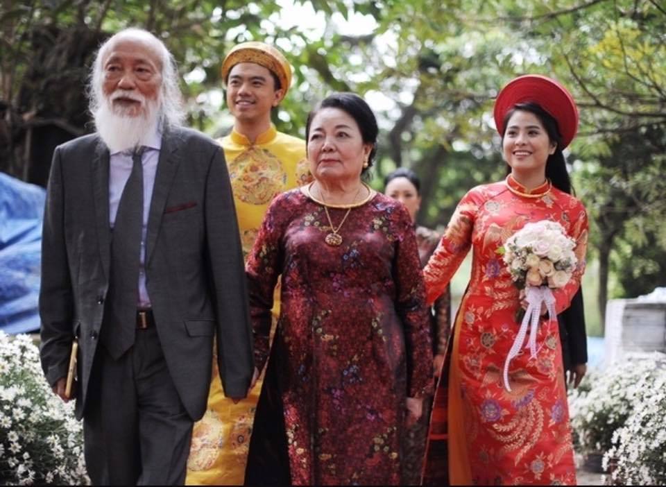  Vợ chồng thầy Văn Như Cương trong đám cưới của cháu trai Quỳnh Văn và ca nương Kiều Anh