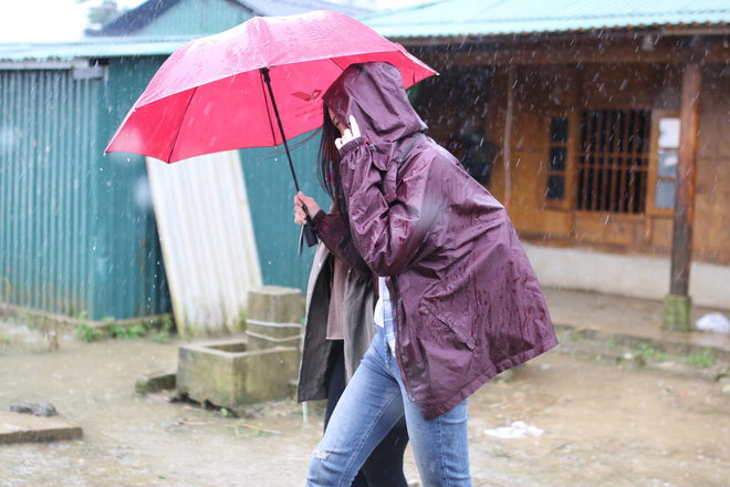 Những ngày qua, khu vực Yên Bái và các tỉnh vùng cao phía Bắc gặp mưa bão khiến cuộc sống của người dân nhiều nơi gặp khó khăn. Hoa hậu Đỗ Mỹ Linh khi lên đây thực hiện dự án nhân ái đã bị mắc kẹt lại do mưa lũ, sạt lở nghiêm trọng.