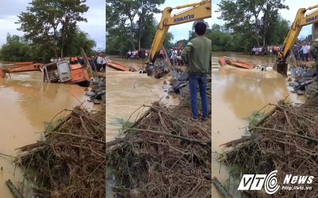 Một chiếc máy múc được đưa xuống để chèn chặn đoạn đê vỡ ngăn nước tràn vào làng ở Xuân Minh, Thọ Xuân. Thanh Hoá. Ảnh: Nguyễn Quế (Ảnh: VTC News)