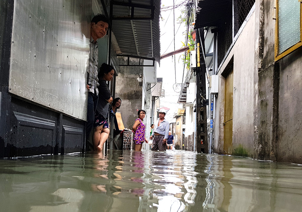 Rạng sáng 13/10, sau cơn mưa lớn, nước từ các kênh rạch đổ vào khu dân cư ở phường Tân Thới Nhất, quận 12. Ảnh:  Zing.vn