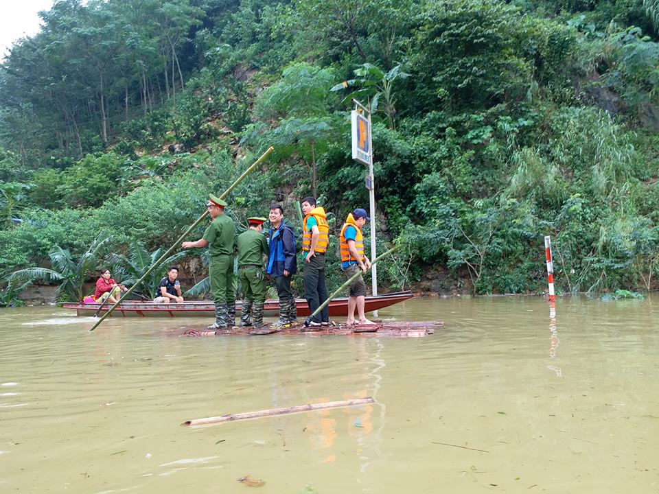  Các chiến sĩ công an chèo bè đưa người dân qua đường ngập lụt ở ngã ba Thung Khe đi Sơn La. Ảnh: Thìn Là Tôi