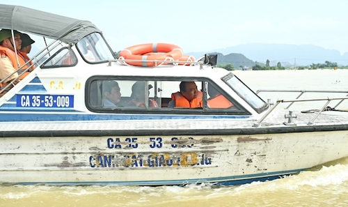  Thủ tướng đi ca nô trên sông Hoàng Long, Ninh Bình để thị sát tinh hình lũ lụt. Ảnh: VGP