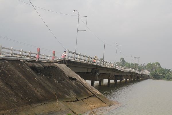 Cầu Hà Tân đã khai thác hơn 20 năm và đang xuống cấp nghiêm trọng. Ảnh: VietNamNet   