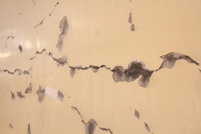  Các vết nứt trong hầm  Hải Vân 1 gây nứt sơn epoxy trên bề mặt. Ảnh: Dân trí