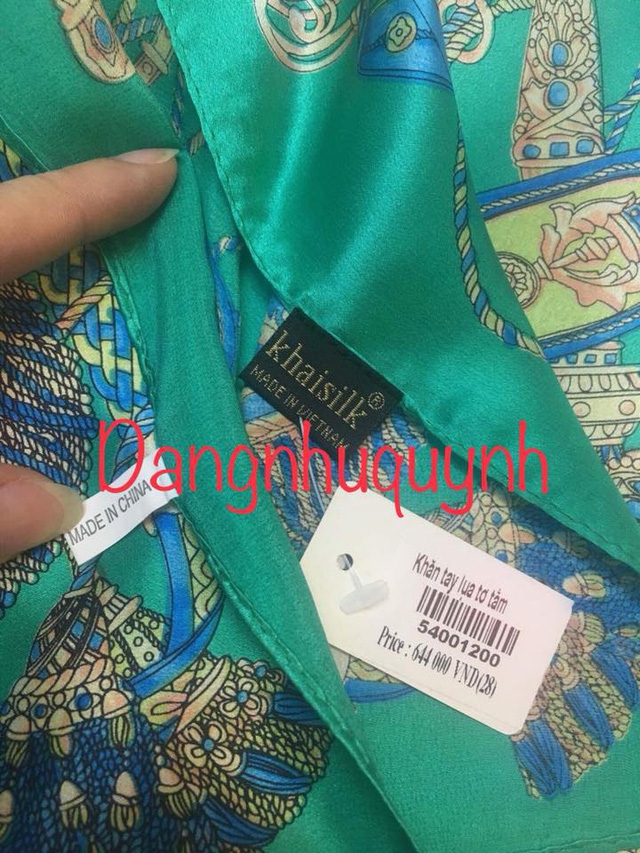 Khăn lụa của thương hiệu Khaisilk có hai nhãn ''Khaisilk - Made in Vietnam'' và ''Made in China''. Ảnh: FB Dang Nhu Quynh