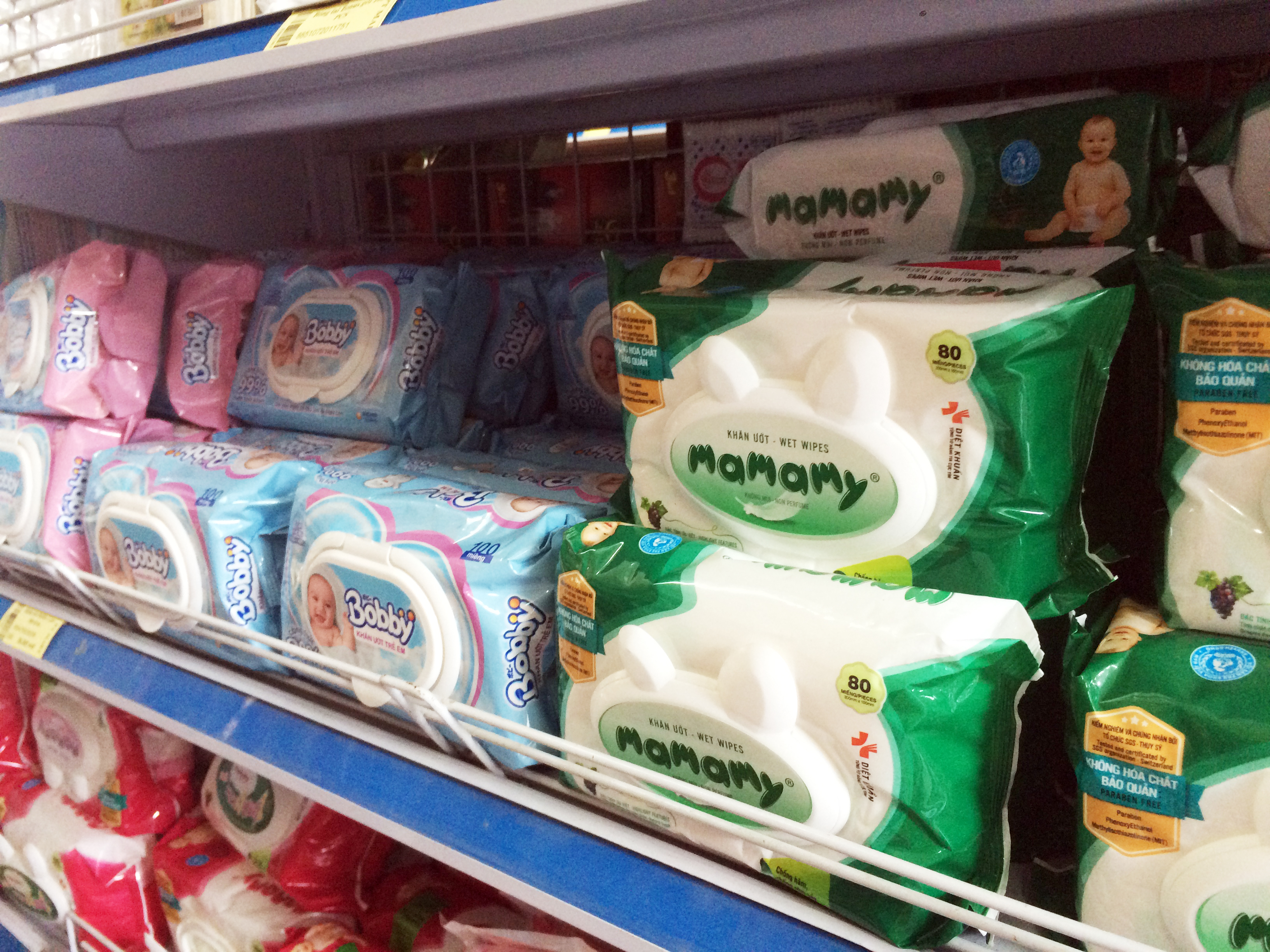  Các sản phẩm khăn giấy ướt chính hãng được bày bán trong siêu thị. Ảnh: Lan Lan