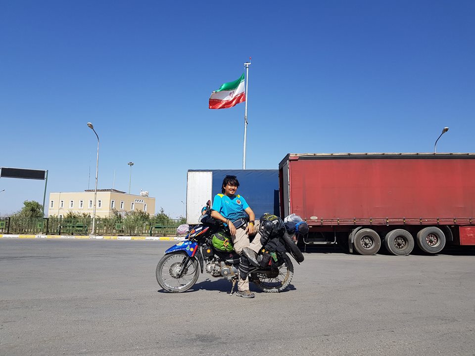  Đăng Khoa trước giờ nhập cảnh ở cửa khẩu Taftan/Mirjaveh, cửa khẩu nằm giữa sa mạc ngăn cách hai quốc gia  