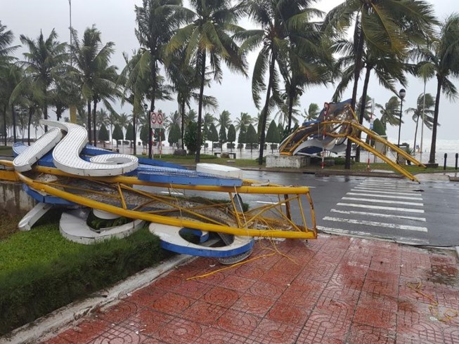 Cổng chào APEC ở Đà Nẵng bị bão làm đổ sập. Ảnh: Pháp luật TP. HCM