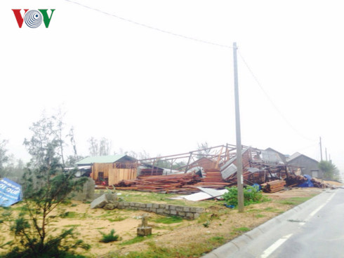  Nhà xưởng ở thành phố Tuy Hòa, tỉnh Phú Yên bị gió bão quật ngã. Ảnh: VOV