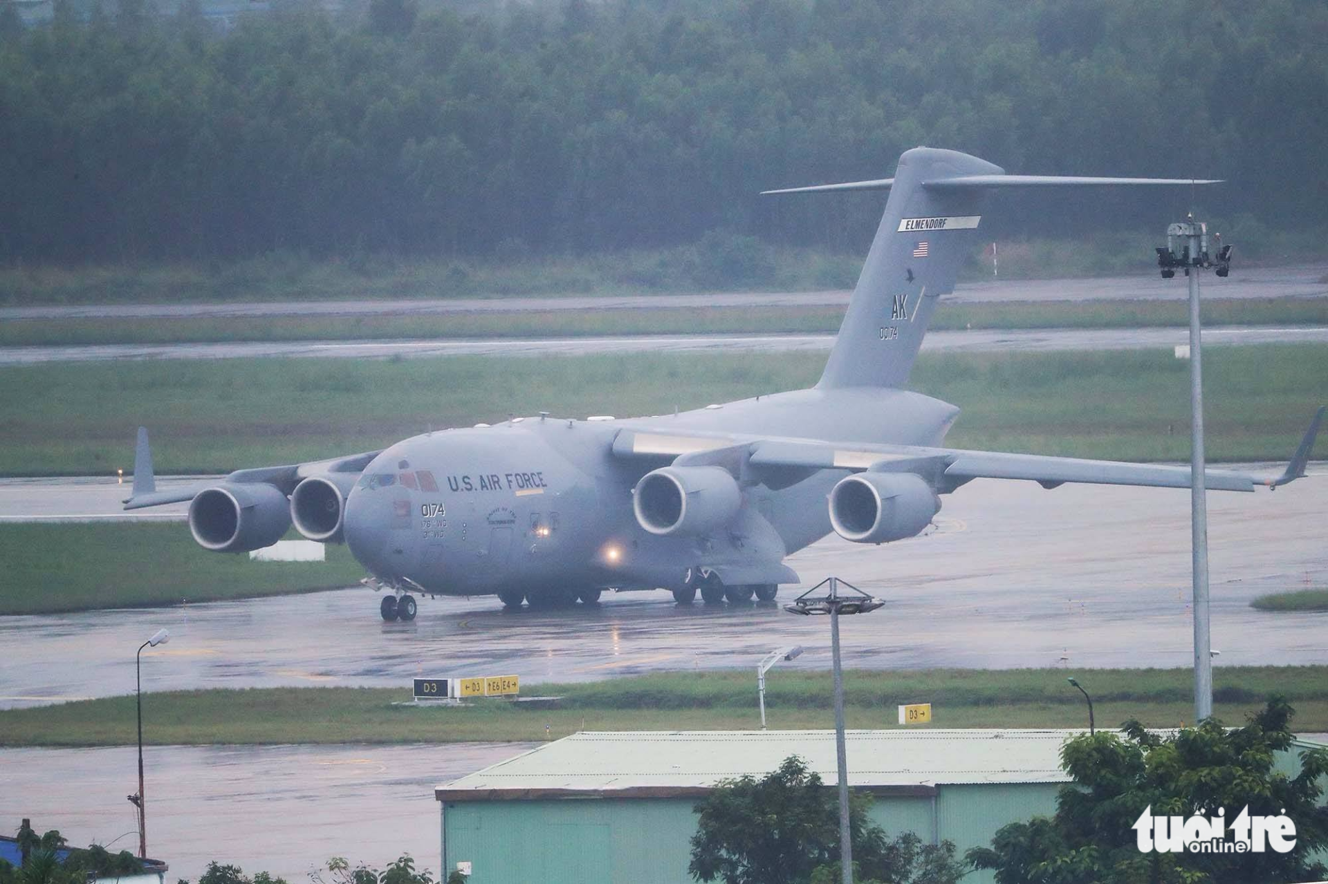 Chiếc máy bay vận tải lớn của Mỹ vừa đáp xuống sân bay Đà Nẵng trưa 8/11. Ảnh: Tuổi trẻ
