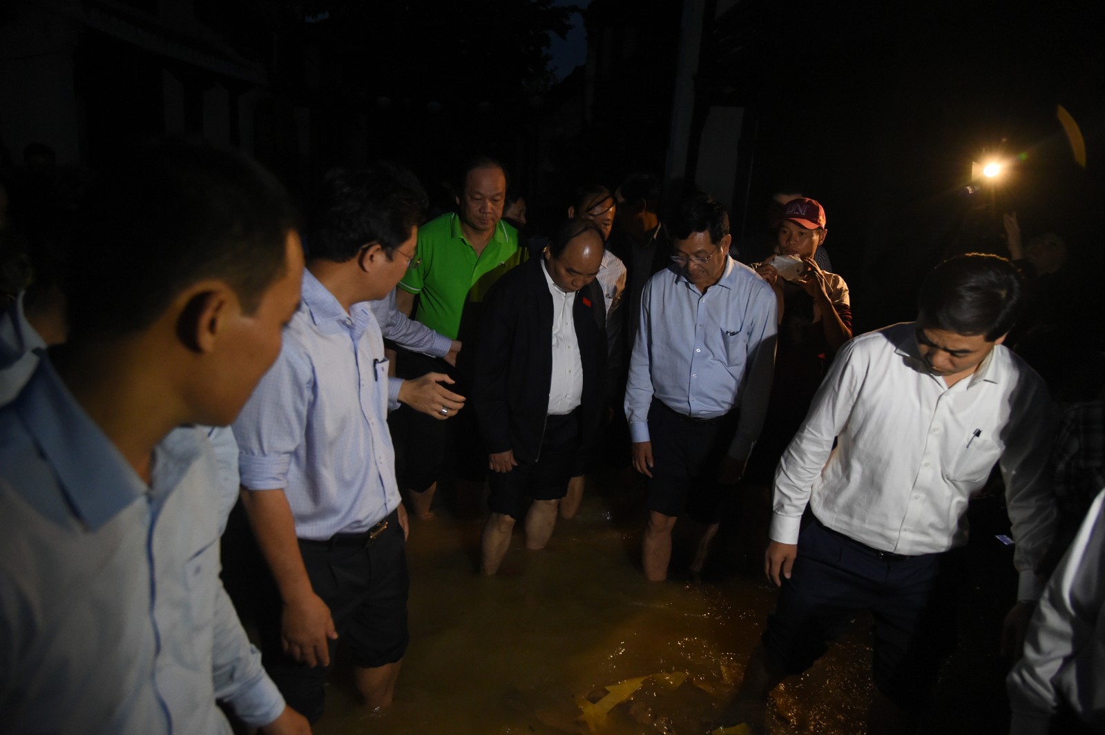  Chiều 7/11, Thủ tướng Nguyễn Xuân Phúc đã đến phố cổ Hội An (Quảng Nam) để kiểm tra công tác khắc phục hậu quả bão số 12. Ảnh: VGP