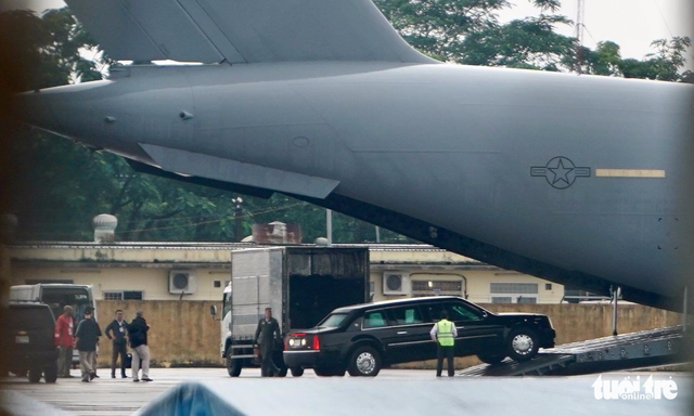  Hai chiếc xe Cadillac One của Tổng thống Mỹ đã được chuyển xuống sân bay Đà Nẵng. Ảnh: Tuổi trẻ