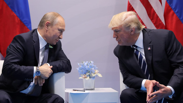  Tổng thống Hoa Kỳ Donald Trump và Tổng thống Nga Vladimir Putin gặp nhau bên lề hội nghị G20 tại Đức hồi tháng 7. Ảnh: Reuters