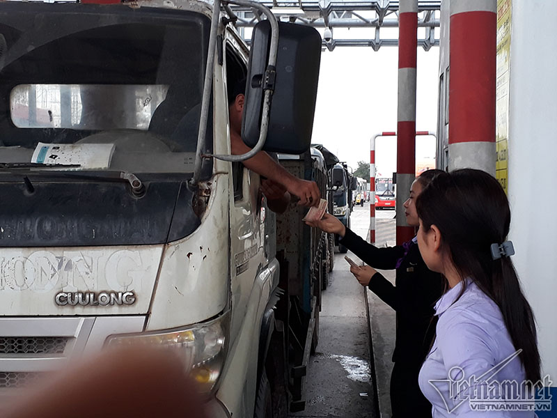  Tìa xế dùng tiền lẻ mua vé qua trạm thu phí Nam Bình Định. Ảnh: Vietnamnet