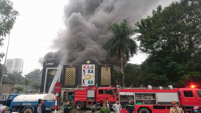 Đám cháy bùng phát từ tầng 2 của quán karaoke Lake trên đường  Nguyễn Hữu Thọ, ngay sát khu vực hồ Linh Đàm. Ảnh: Dân trí